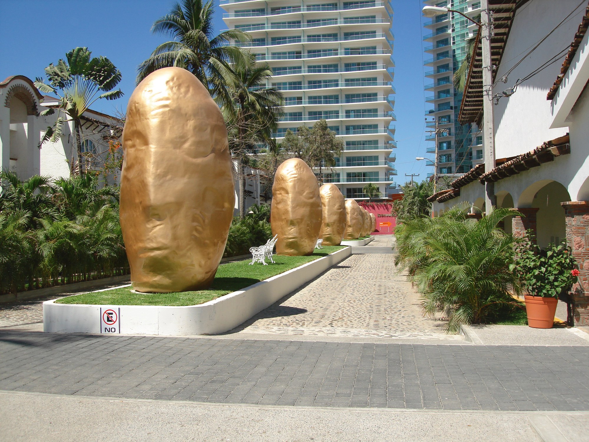 Escultura monumental en fibra de vidrio, obra de AFIBRA